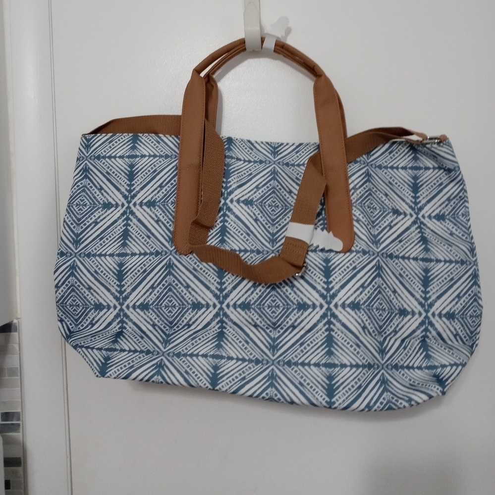 DSW BLUE WHITE BEIGE LARGE TRAVEL/BEACH/SHOPPING LINED TOTE 23X13